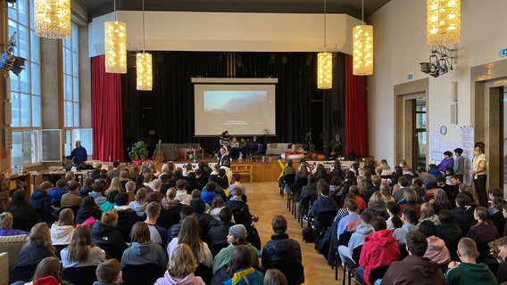Das Bild zeigt eine gefüllte Aula einer Schule in Göttingen. © NDR Foto: Sebastian Vesper