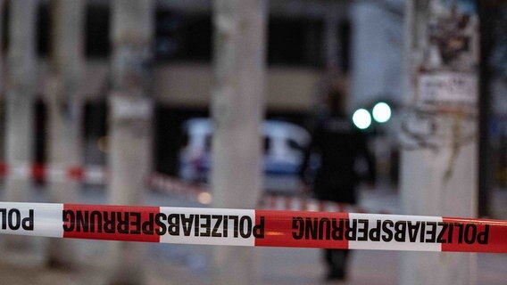 Bombenentschärfung in Göttingen: Ein Absperrband der Polizei ist vor Einsatzfahrzeugen zu sehen. © dpa Foto: Swen Pförtner