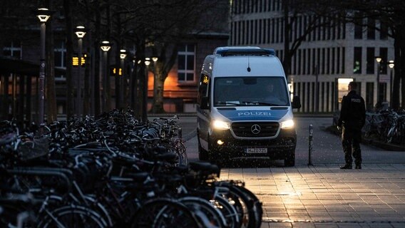Göttingen: Ein Einsatzfahrzeug der Polizei steht in einem abgesperrten Bereich hinter zahlreichen Fahrrädern. © dpa Foto: Swen Pförtner/dpa