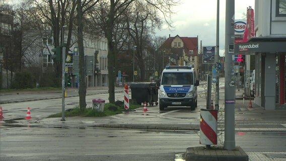 Bombenentschärfung in Göttingen: Ein Einsatzfahrzeug der Polizei steht in einem abgesperrten Bereich. © NDR 