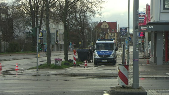 Bombenentschärfung in Göttingen: Ein Einsatzfahrzeug der Polizei steht in einem abgesperrten Bereich. © NDR 