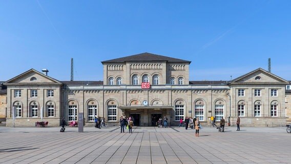 Hauptbahnhof building in Goettingen against a blue sky.  © picture alliance / imageBROKER |  Helmut Meyer zur Capellen Photo: Helmut Meyer zur Capellen