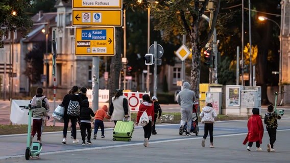 Eine Gruppe verlässt mit ihren Koffern das Evakuierungsgebiet azufgrund eines Bombenverdachts in Göttingen. © dpa Foto: Swen Pförtner