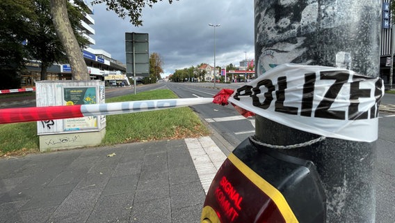 An einer Ampel in Göttingen ist im Rahmen einer Blindgänger-Entschärfung ein Absperrband der Polizei befestigt. © NDR Foto: Jan Fragel