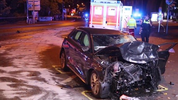 Ein Auto in Göttingen ist nach einem Unfall zerstört. Ein Fahrer starb bei dem Unfall. © TNN 