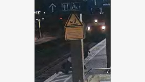 Ein Jugendlicher rettet einen Mann aus einem Gleisbett am Bahnhof Göttingen. © Bundespolizeiinspektion Hannover 