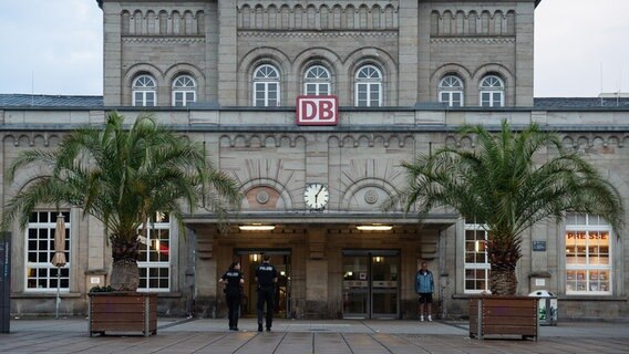 Polizisten stehen vor dem Eingang des Hauptbahnhofs in Göttingen. Polizisten stehen vor dem Eingang des Hauptbahnhofs in Göttingen. © picture alliance / dpa | Swen Pförtner Foto: Swen Pförtner