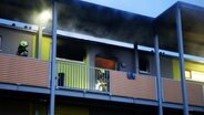 Feuerwehrleute löschen ein Feuer in einer Flüchtlingsunterkunft in Göttingen. © TeleNewsNetwork 