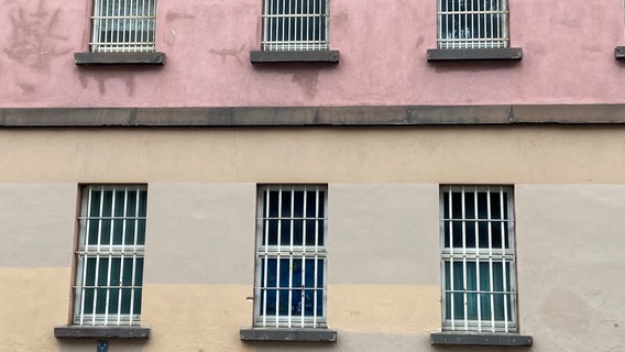 Das Bild zeigt eine Wand der ehemaligen JVA in der Göttinger Innenstadt mit vergitterten Fenstern. © NDR/Bärbel Wiethoff Foto: Bärbel Wiethoff