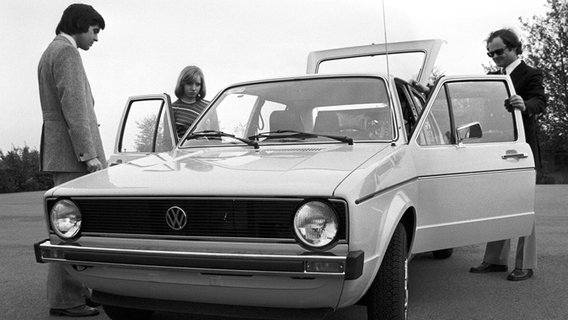 Eine Familie begutachtet 1974 das damals neue VW-Modell "Golf". © picture-alliance/Wolfgang Weihs Foto: Wolfgang Weihs