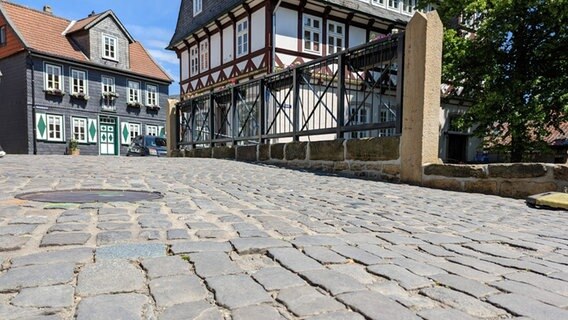 In der Pflasterung einer Straße in Goslar ist ein auffälliger Wechsel zu erkennen. © NDR/Tino Nowitzki Foto: Tino Nowitzki