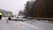 Trümmer liegen auf der B82 nach einem schweren Unfall nahe Goslar. © dpa Foto: Frank Neuendorf