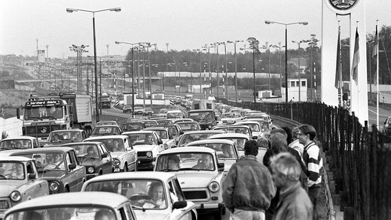 Lange Autoschlangen von reisenden DDR-Bürgern stehen am 10.11.1989 am Grenzübergang Helmstedt-Marienborn. © dpa - Bildfunk Foto: Bernd von Jutrczenka