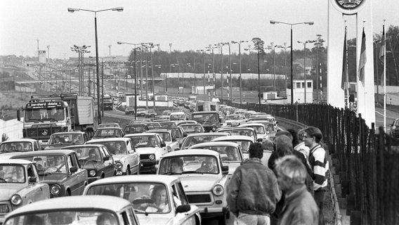 Lange Autoschlangen von reisenden DDR-Bürgern stehen am 10.11.1989 am Grenzübergang Helmstedt-Marienborn. © dpa - Bildfunk Foto: Bernd von Jutrczenka