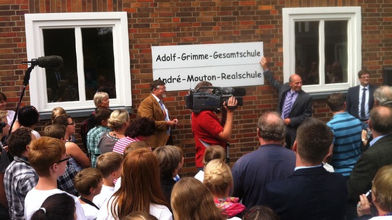 Presse und Zuschauer stehen vor der Adolf Grimme Gesamtschule.  Foto: Sabine Hausherr