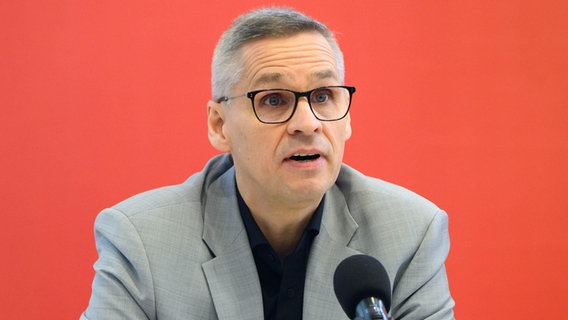 IG Metall-Verhandlungsführer Thorsten Gröger spricht bei einer Pressekonferenz. IG Metall-Verhandlungsführer Thorsten Gröger spricht bei einer Pressekonferenz. © picture alliance / dpa Foto: Alicia Windzio