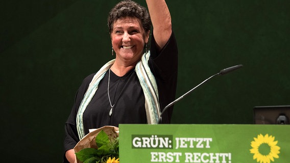 Die Spitzenkandidatin und Fraktionsvorsitzende der Grünen, Anja Piel, winkt  auf der Landesdelegiertenkonferenz der niedersächsischen Grünen nach ihrer Wahl. © dpa - Bildfunk Foto: Swen Pförtner/dpa