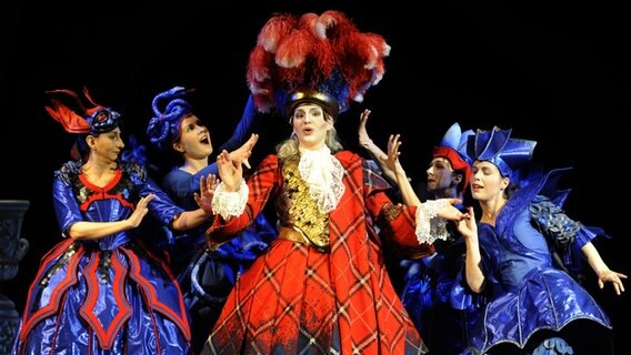 Markéta Cukrová als Dardano wird von Geistern umzingelt in der Händel-Oper "Amadigi di Gaula". © Händel Festspiele Göttingen Foto: Alciro Theodoro da Silva