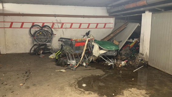 Blick eine Garage voller Müll in Göttingen. © NDR 