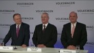 Stephan Weil (SPD), Martin Winterkorn und Bernd Osterloh bei einer Pressekonferenz © NDR 