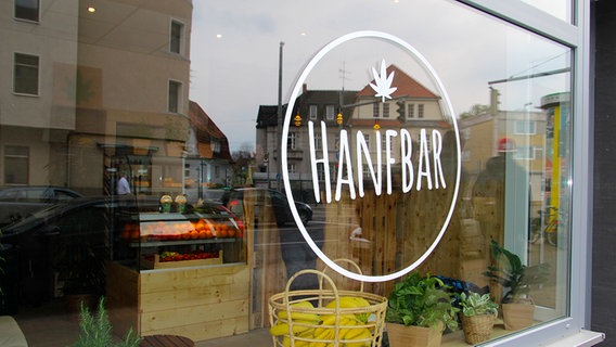 Der Laden die "Hanfbar" in Braunschweig von außen. © NDR Foto: Sabine Hausherr