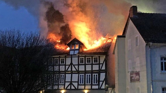 Ein Fachwerkhaus steht in Flammen. © NDR Foto: Bärbel Wiethoff