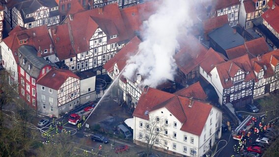 Eine Luftaufnahme zeigt ein brennendes Fachwerkhaus in der Altstadt von Hann. Münden. © Thomas Meder Foto: Thomas Meder