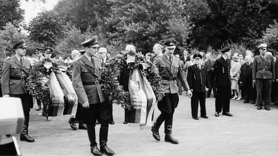 Auf einer schwarz-weiß Aufnahme sind am 22. Juli 1960 uniformierte Sargträger bei der Trauerfeier zum Grubenunglück in der Hannoverschen Treue 1960 in Salzgitter zu sehen. © Stadtarchiv Salzgitter Foto: Gerhard Stoletzki