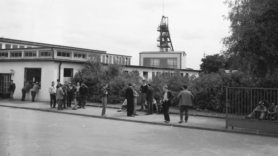Auf einer schwarz-weiß Aufnahme sind am 17. Juli 1960 zahlreiche Personen vor der Grubenanlage Hannoversche Treue in Salzgitter zu sehen. © Stadtarchiv Salzgitter Foto: Gerhard Stoletzki