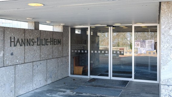 Der Eingangsbereich der Pflegeeinrichtung "Hanns-Lilje-Heim" in Wolfsburg. © dpa - Bildfunk Foto: Ole Spata