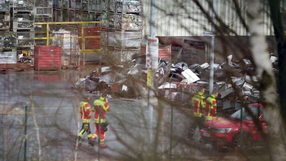 Einsatzkräfte der Feuerwehr laufen über das Betriebsgelände eines Recyclinghofes in Harlingerode. © TeleNewsNetwork 