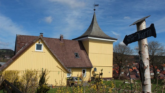Ein Haus mit Glockenturm steht an einer Wiese im Harz. © NDR Foto: Franziska Mahn