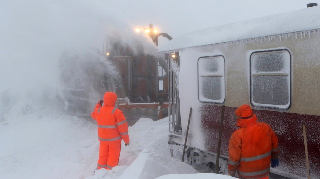 Schnee im Harz Die Brockenbahn steckt fest NDR.de