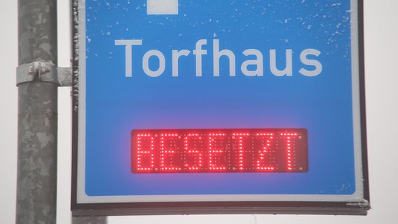 Ein Schild weißt auf einen vollen Parkplatz in Torfhaus hin. © dpa-Bildfunk Foto: Matthias Bein