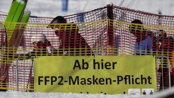 "Ab hier FFP2-Masken-Pflicht" steht am Eingang zum Schlepplift. © dpa Foto: Swen Pförtner