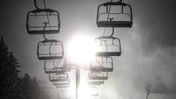Gondeln vom Sessellift "Hexenritt-Express" sind an der Hexenritt-Abfahrt in Braunlage auf dem Wurmberg im Harz zu sehen. © dpa-Bildfunk Foto: Swen Pförtner