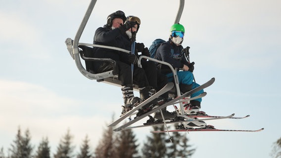 Ausflügler fahren mit dem Sessellift am Wurmberg. © dpa-Zentralbild/dpa Foto: Matthias Bein