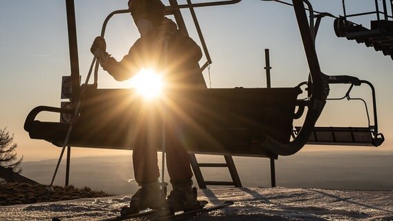 Ein Wintersportler sitzt im Hexenritt-Sessellift auf dem Wurmberg. © dpa-Bildfunk Foto: Swen Pförtner