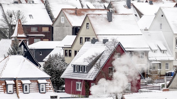 St. Andreasberg: Mit Schnee bedeckt sind die Hausdächer im Harz. Im Harz ist der erste Schnee des Winters gefallen. © Swen Pförtner/dpa 