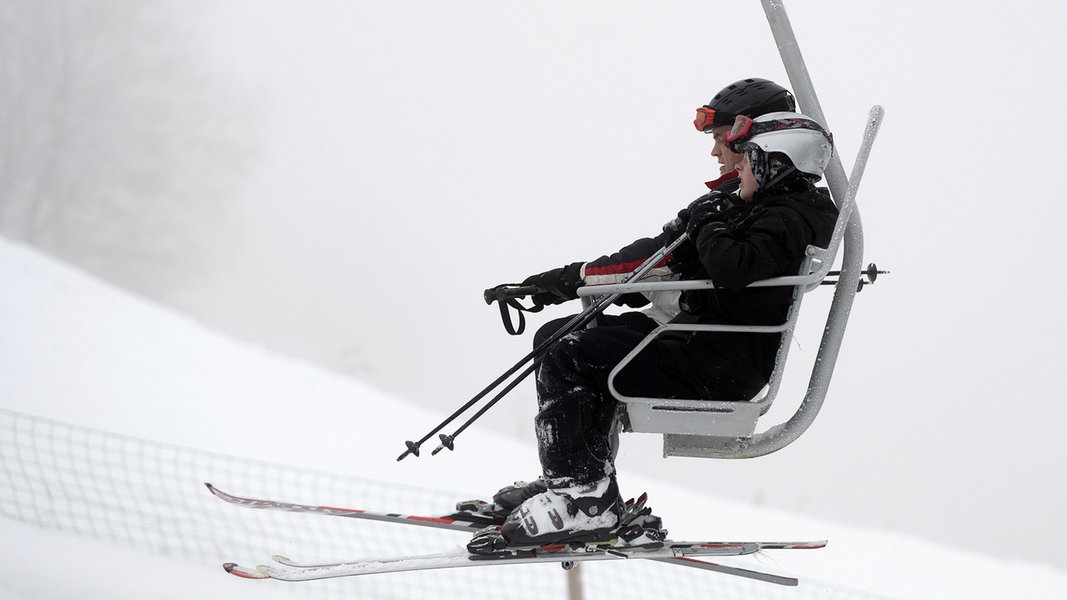 Wintersportler sitzen mit Skiern im Lift am Matthias-Schmidt-Berg bei St. Andreasberg im Harz. 