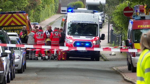 Sanitäterund eine Rettungswagen nach einem Unfall vor einer Grundschule in Bad Harzburg © Hannover Reporter 
