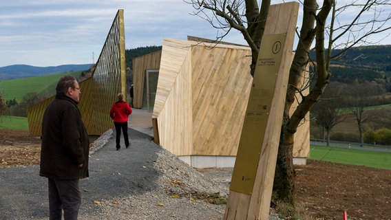 Eine Frau und ein Mann stehen am Harzhorn. © dpa-Bildfunk Foto: Swen Pförtner