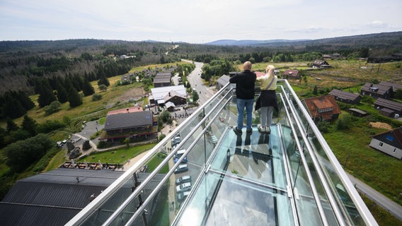 Aussichtsplattform auf dem Harzturm in Torfhaus (Stadtteil von Altenau-Schulenberg im Oberharz in Clausthal-Zellerfeld). © dpa-Bildfunk Foto: Julian Stratenschulte/dpa