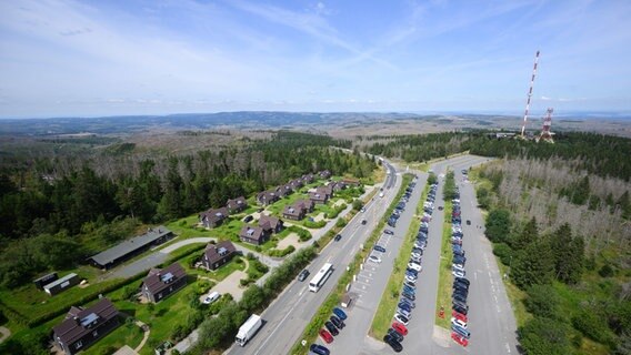 Ausblick vom Harzturm in Torfhaus (Stadtteil von Altenau-Schulenberg im Oberharz in Clausthal-Zellerfeld). © dpa-Bildfunk Foto: Julian Stratenschulte/dpa