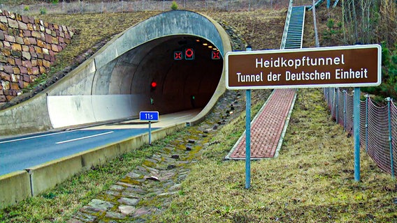 Blick auf den gesperrten Heidkopftunnel nahe dem thüringischen Rustenfelde auf der A 38 zwischen Göttingen und Halle. © NDR Foto: Marco Schulze