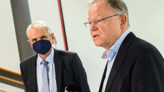Niedersachsens Ministerpräsident Stephan Weil (rechts, SPD) spricht bei einem Besuch des Helmholtz-Zentrum für Infektionsforschung (HZI) neben Dirk Heinz, Wissenschaftlicher Geschäftsführer des HZI. © dpa Foto: Julian Stratenschulte