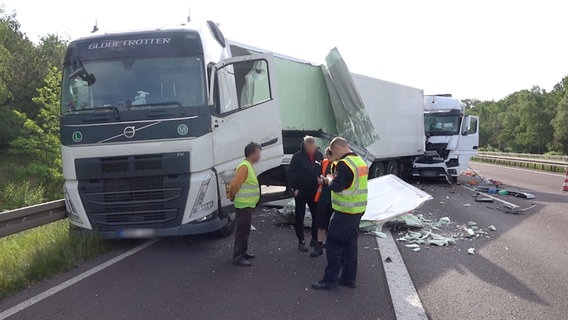 Mehrere ineinander verkeilte Lkw stehen nach einem Unfall auf der A2. © Matthias Strauß Foto: Matthias Strauß