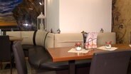 Sitze in einem Eiscafé sind zerschnitten. © HannoverReporter 