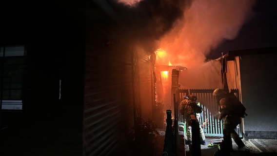 Feuerwehrleute löschen eine brennende Gartenlaube in Helmstedt. Feuerwehrleute löschen eine brennende Gartenlaube in Helmstedt. © Feuerwehr Helmstedt