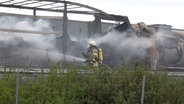 Die Feuerwehr löscht brennende Lkw auf der A2. © Matthias Strauss 